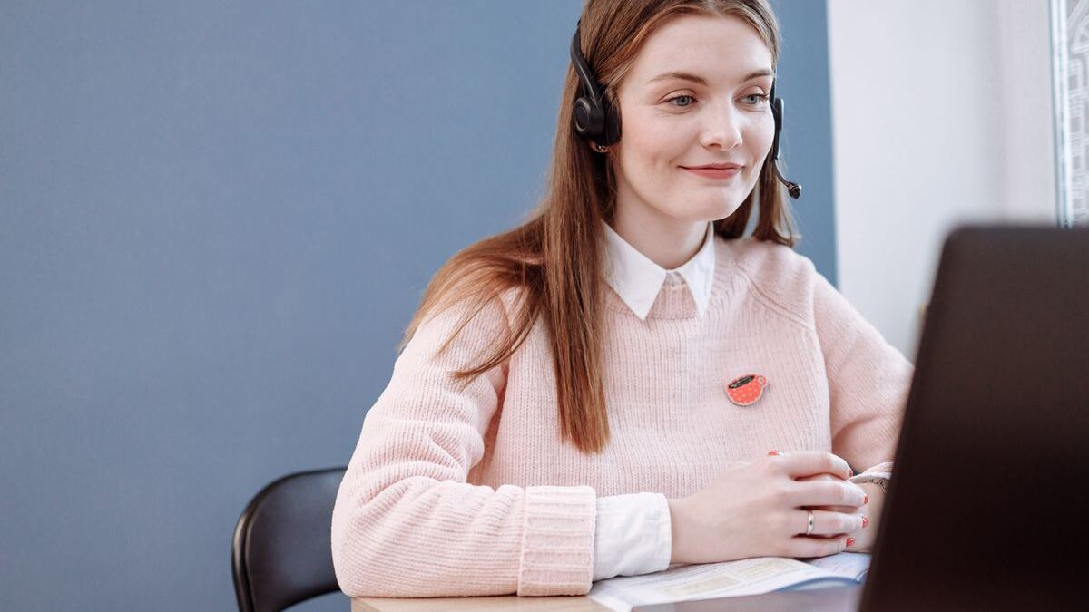 Assistante virtuelle en télétravail avec casque et ordinateur portable